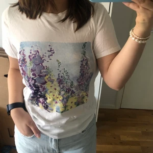 T-shirt från Gina tricot, 100kr - T-shirt med blommigt tryck från Gina tricot, i nyskick💛