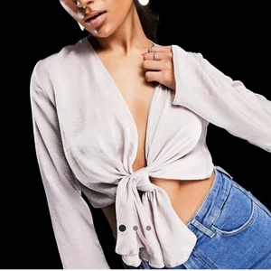 Knytblus ASOS - Grå/rosa/champagne knytblus i satin från ASOS. Storlek 36. Endast testad!🌸