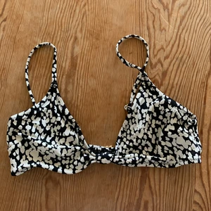 Bikinitopp H&M  - Säljer denna bikintopp från H&M då den är för liten. Sparsamt använd pga liten och därför i bra skick. Bandet bak är omsytt för att bli längre men kan enkelt sys tillbaka som till innan. Perfekt till sommarens första bad!