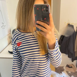 Cdg tröja - Säljer min superfina mörkblå-randiga Comme des Garçons tröja. Köpt här på plick för 900kr. Frakten ingår inte i priset!💞💞💞 