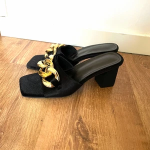 Låga klackar - Helt oanvända klackar i sammet med ett snyggt smycke! Storlek 38