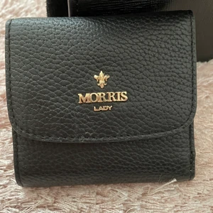 Morris plånbok  - Morris plånbok i mycket fint skick som endast är använd ett fåtal gånger. Kostade 400kr ordinarie pris köp nu för 50kr💗fri frakt📦
