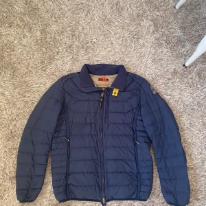 Pjs jacka  - Knappt använd. Strl meduim, herr. Mörkblå.