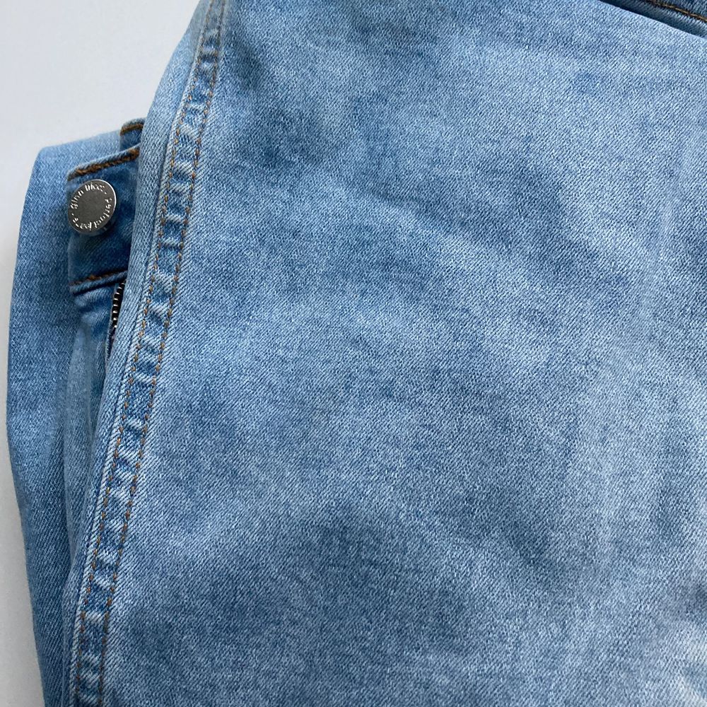 Ljusblåa bootcut jeans ifrån gina tricot i modellen natasha bootcut jeans🤍 inga defekter, kontakta om du e intresserad🤍. Jeans & Byxor.