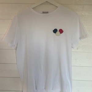 Moncler Tshirt - Skön tshirt från moncler i storlek M. Skick 7/10, några små fläckar men syns inte vid användning, kragen kan behöva strykas också. Fri frakt eller meetup i Gbg.