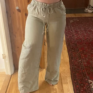 Linnebyxor  - Säljer nu dessa linnebyxor i en så fin ljus grönbeige färg, storlek small och helt oanvända!!🦋 (lite långa på mig som är lite under 160cm)  hör av er vid minsta intresse eller fundering💕 vid högt intresse startas budgivning! Spårbar frakt på 57kr tillkommer📦