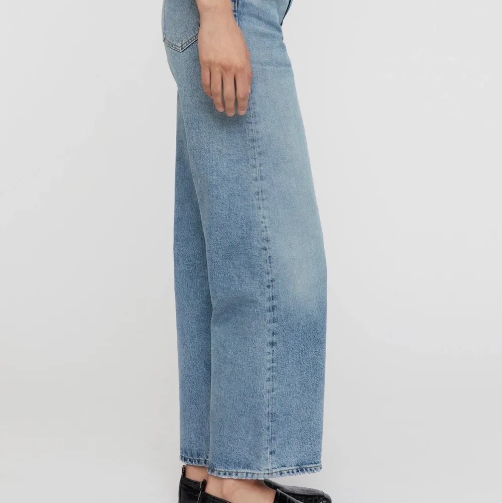 Här har vi ett par nyköpta jeans (modell flare fit denim) från Totême i strl 34. Jag är 168 och de går ner hela vägen perfekt på mig :) Ej använt och prislappen sitter fortfarande! En mycket eftersökt modell i jeans på senare tid och passar även perfekt till sommaren! Köptes för 2600 och säljer för 600 + frakt ❤️‍🔥. Jeans & Byxor.
