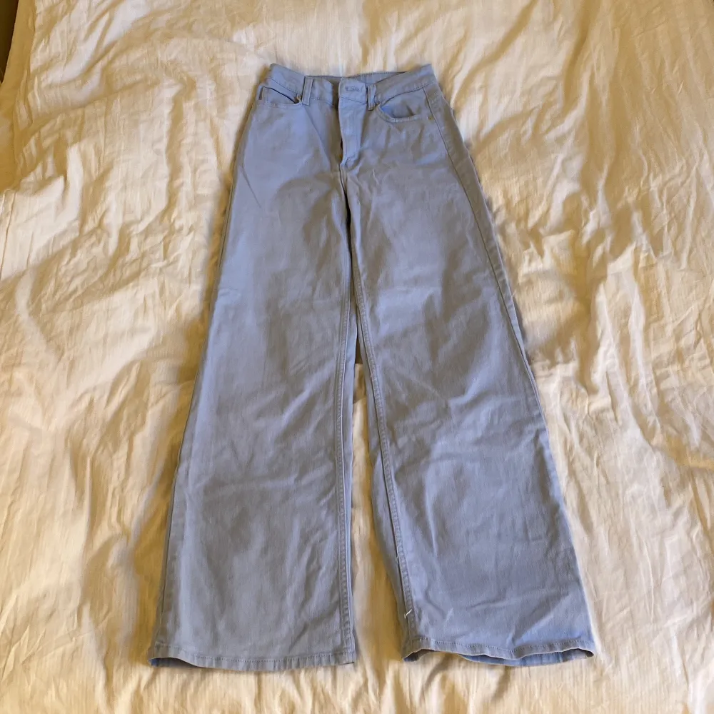 Blåa jeans/byxor från hm i storlek 34, ganska normal längd, passar perfekt för folk under 170. Farkut & Housut.