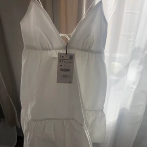 Zara klänning  - Så fin vit klänning från zara som var så populär förra sommaren! Den har prislapp och endast testad! Så himla fin till sommaren och perfekt till student eller konfirmation! 🤩🤩