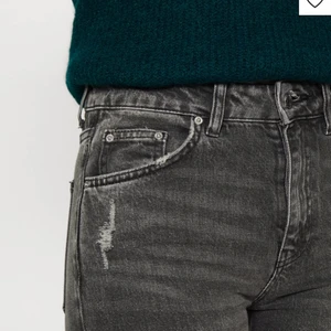 Grå jeans  - Skit snygga gråa jeans men ett hål💕 ifrån gina tricot, köpta på zalando (slutsålda) har inte kommit till användning, och då i nyskick. Köpta för 499kr, säljer för 250. Priset kan diskuteras💗