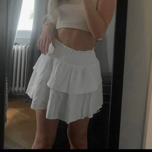 Vit volang kjol - Säljer nu min fina vita volangkjol. Den är aldrig använd så skicket är super fint. Jätte fin sommarkjol💞💞Lånade bilder
