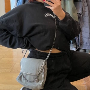 Stella McCartney shoulder bag!!🤍🤍 - Sååå fin Stella McCartney väska!! väldigt användbar modell. Köpt i Köpenhamn för 6300:-. Dustbag och prisetiketter finns och medföljer vid köp! Möts upp i Sthlm eftersom den är så dyr och vill inte riskera något med posten! 