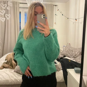 Stickad tröja - Superfin och skön stickad tröja, inte så tjockt stickad så den är inte för varm. Köpt på MQs secondhand avdelning och fanns ingen lapp när jag köpte den. Skull säga att den sitter som en S💕