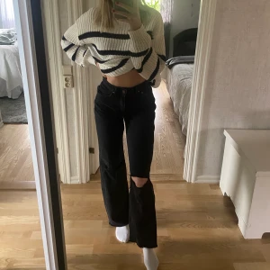 Svarta långa jeans  - Ett par knappt använda LÅNGA jeans från asos i storlek 36 (passar även 34). Jag är 1,73 och de är perfekta! Hål på båda knäna (vilket inte framkommer i bilderna). Kommer tyvärr inte till användning. Hör av dig om du är intresserad 💖