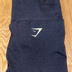 Gymshark tights svarta - Oanvända gymshark träningstights strk M. Sitter som en S/M tycker jag. Köpte för 500 kronor via gymsharks hemsida.