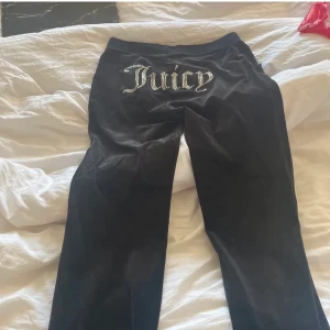 Svarta juicy couture byxor  - Storlek M, jätte fint skick knappt använda! Pris kan diskuteras vid snabb o smidig affär