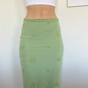 Fin blommig grön kjol som är lite längre än knäna! Storlek S!💚💚💚