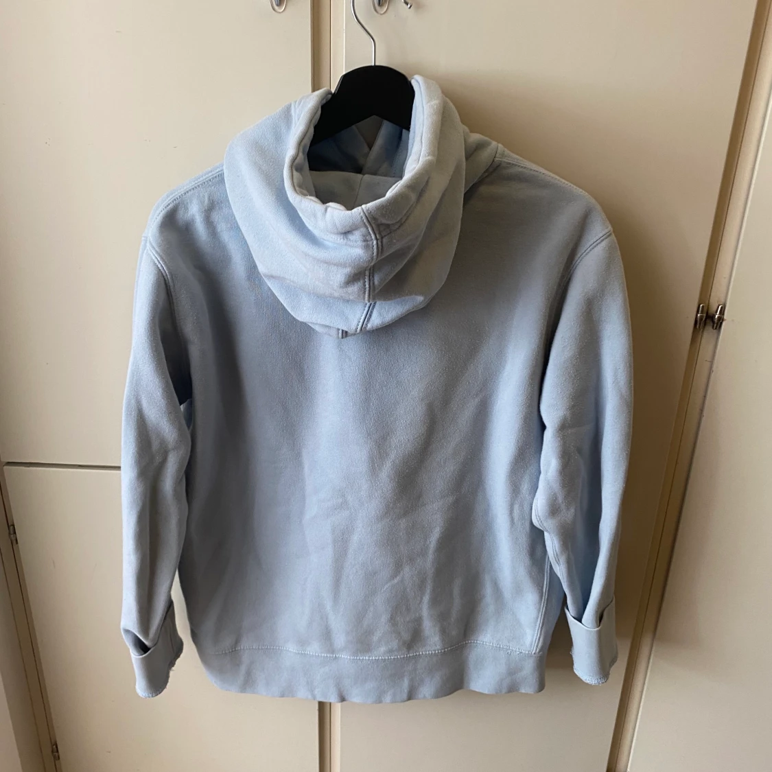 Ljusblå hoodie från PULL & BEAR - 90