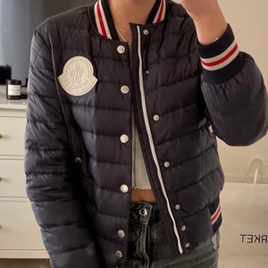 Moncler jacka!! - Säljer min snygga moncler jacka, super bra skick😃❤️