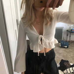 Gullig topp - Suuper gullig topp med knytning och volanger. Använd Max 5 gånger 