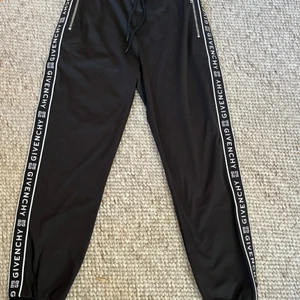 Äkta GIVENCHI byxor  - Säljes ett par byxor från Givenchy. Skicket är väldigt bra. Givetvis äkta vara. Har inget kvitto dessvärre. Nypriset är ca 980 EUR.  Säljes pga flyttrensning och att jag inte använder dem.     Är även intresserad av byte av märkeskläder och mobil:)      