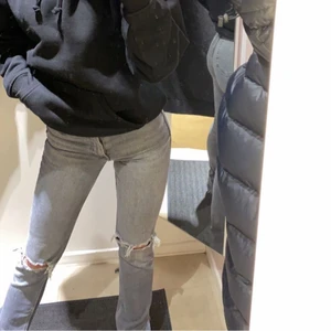 Zara jeans med slits - Zara jeans med slits. Säljer pga dom ej kommer till användning längre. Dom är i fint skick förutom något slitna nere vid slitsen (se sista bilden) men inget som är märkbart när du har dom på dig 💕