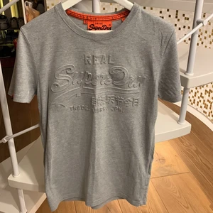 Tröja från Superdry - Grå tröja