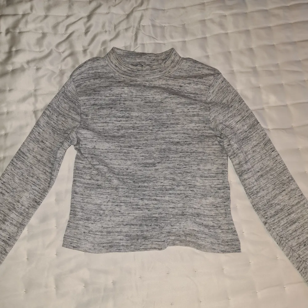 Jättefin tröja från h&m divided! Använd 4-5 gånger. Säljes pga den inte har kommit till användning. Kontakta om du har några frågor eller vill köpa🤍. Toppar.
