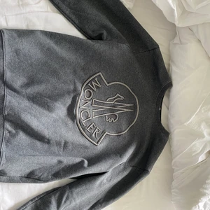 Moncler tröja - Äkta moncler tröja i storlek L (själv är jag en xs, men gillar lite oversized) tröjan är grå och är i perfekt skick!