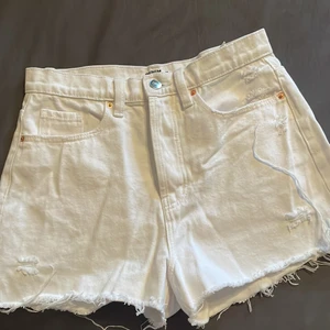 Vita jeans shorts - Aldrig använd jeans shorts från sinsay/Denim som är köpta förra året för 300kr ❤️❤️