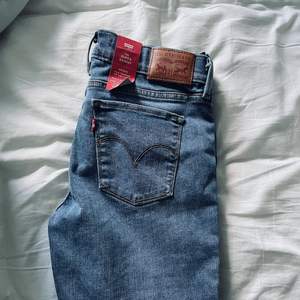 Jättesnygga superskinny midrise Levis jeans, passar på mig som vanligtvis har 34-36, nypris 699