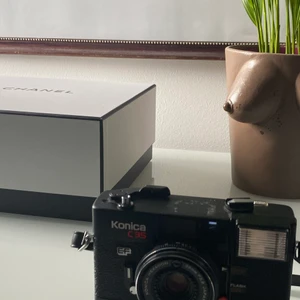 Kamera - Säljer min älskade Konica C35 nu! Inköpt förra året och har tagit några bra bilder med den men har ingen användning av den nu😫 