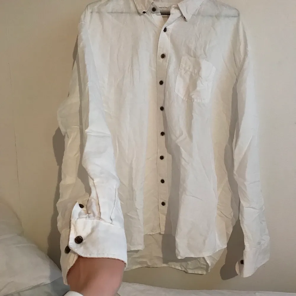 Superskön och somrig linneskjorta från Dressmann i storlek 3XL. Har själv använt den som en oversized skjorta på sommaren, så finns oändliga användningsmöjligheter!. Skjortor.