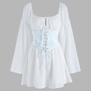 Floral Lace Up Corset Mini Dress - Vit flowy korsett klänning med långa ärmar. Korsett delen har små blå blommor på sig. Knytning vid bysten. Genomskinliga ärmar men kjolen har underkjol så det är inte genomskinligt. Aldrig använd, alla lappar sitter kvar och klänningen ligger i orginalförpackningen.Kan skicka en bild hur passformen är om så önskas, skicka ett meddelande i sådana fall. Många intresserade, först till kvarn som gäller!  Erbjuder FRI FRAKT på denna! 