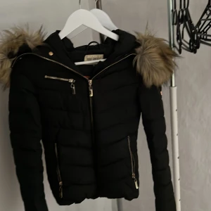 Vinterjacka xs - Jacka från rockobaroco i xs säljs pga flytt. Bra skick