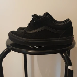Svarta vans - Skorna är I fint skick då jag bara har använt dom en gång ungefär. Säljer dom för att de är försmå för mig. Köparen står för frakten.