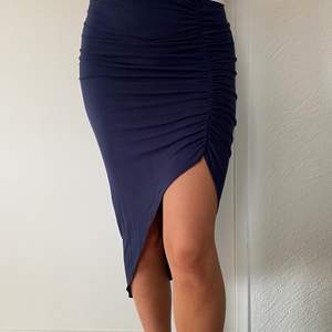 Jätte fin och skön marinblå kjol i storlek XS. 