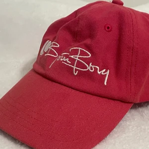 Vintage röd keps Björn Borg  - Jättesnygg vintage röd keps från Björn Borg, justerbar. Lite blekt i färgen efter tvätt. 