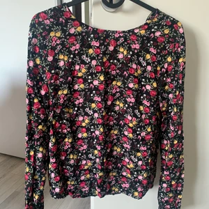 Blommig blus - Superfin blus som tyvärr är för liten för mig, köpt på veromoda och säljs inte längre, använd 2 gånger🤍 storlek 34