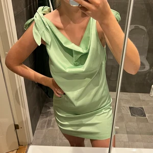 Sommarklänning - Så fin fest/sommarklänning!!!😏 banden är justerbara och jag har vanligtvis storlek S, är 170cm lång:)