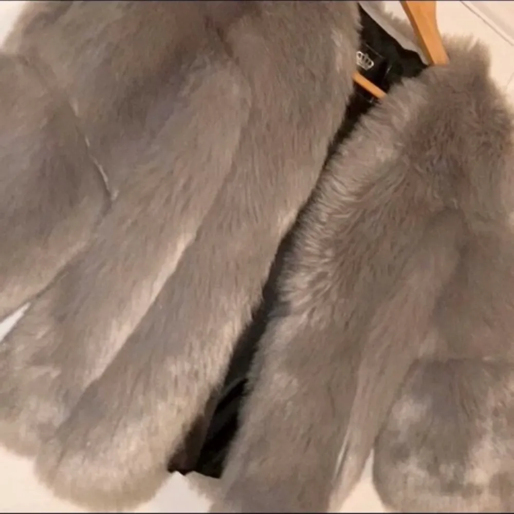 Grey faux fur coat size 8 3/4 sleeves Worn once Beautiful coat. Jackor.