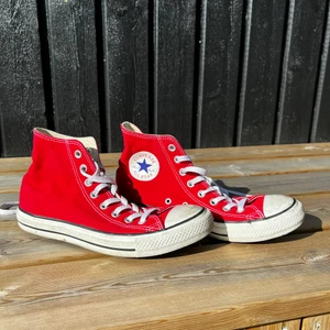 converse - Converse i strl 40 i bra skick! Använda några gånger, men säljer då dom tyvärr är för stpra för mig. Frakt på 91kr ingår i priset💖