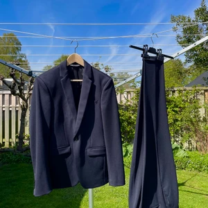 Zara kostym - Hej! Säljer min Zara kostym som endast är använd 1 gång. Den var för liten för mig vilket är anledningen till varför jag säljer  den. Nypris 1700kr, mitt pris 599kr. Köparen står för frakt 