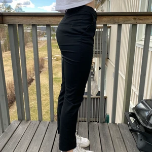 Kostymbyxor från H&M - storlek 34 - Gott skick, använda någon gång. Dem är något slim ner till och är även lite mid waist. 