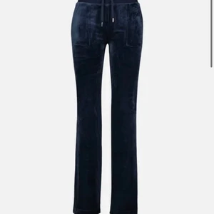 Juicy byxor - Säljer mina superfina helt slutsålda Juicy byxor som är köpta inne på NK i Stockholm. Jag säljer de då jag inte har använt de och tänker att pga den stora efterfrågan finns det folk som hellre vill ha de! Så kontakta gärna för egna bilder och frågor/intresse! Budgivning om många är intresserade!❤️(Färg mörkblå)