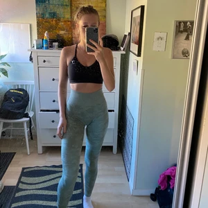 Gymshark tajts - Gröna camo gymshark tajts Nyskick, Använda några få gånger  Storlek: S Ord pris: 600kr