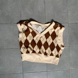 Shein, croppad väst, storlek XS - En otroligt skön väst i materialet, jag känner dock inte att jag passar i den så bra, därför har den används en 3-5 gånger kanske. Orginal priset var ca 65kr tror jag.