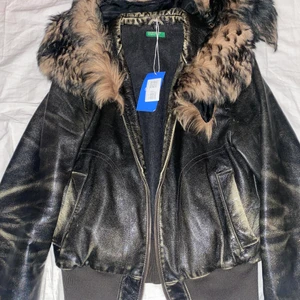 Läderjacka  - Läderjacka ifrån sellpy. Inte använd då den inte var min smak. Pälsen går att ta av och på. 