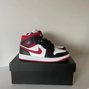 Röda jordans - ‼️LÅNAD BILD‼️direktköp vid 1150, skriv privat vid funderingar samt egna bilder❤️