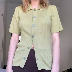 Topp - Jättefin grön & other stories topp som jag älskar länge men som inte längre kommer till användning! Den första bilden visar färgen på toppen, den andra bilden är lite mörk. Men så söt!!! Perfekt till sommaren! Fin öppen också!